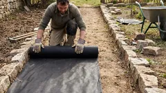 Hoe voorkom je dat er onkruid groeit in de paden: goedkoop materiaal dat geen licht doorlaat