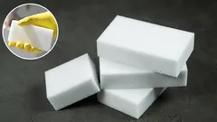 Wat reinigt een melamine spons en waarvoor mag deze niet worden gebruikt?