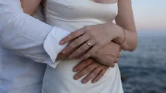 Hoe moet je je gedragen tegenover een man zodat hij zelf naar een vrouw toe trekt?