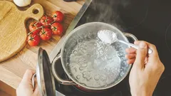 Stop met het zouten van het water voor de pasta nadat het gekookt heeft. Een banketbakker onthult onverwachte feiten.