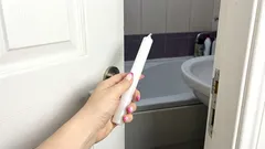 Een keer per maand ga ik naar de badkamer en neem ik een gewone kaars mee. Die lost meteen drie problemen op.